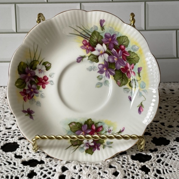 Royal Albert Bone China / Violets, purples and white flowers with green leaves - Picture 3 of 12